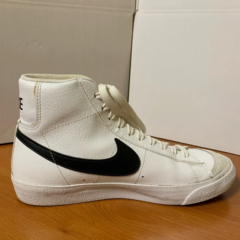 Nike Blazer Mid 77 White Black Leather Shoes Size 5.5  (Grade School)